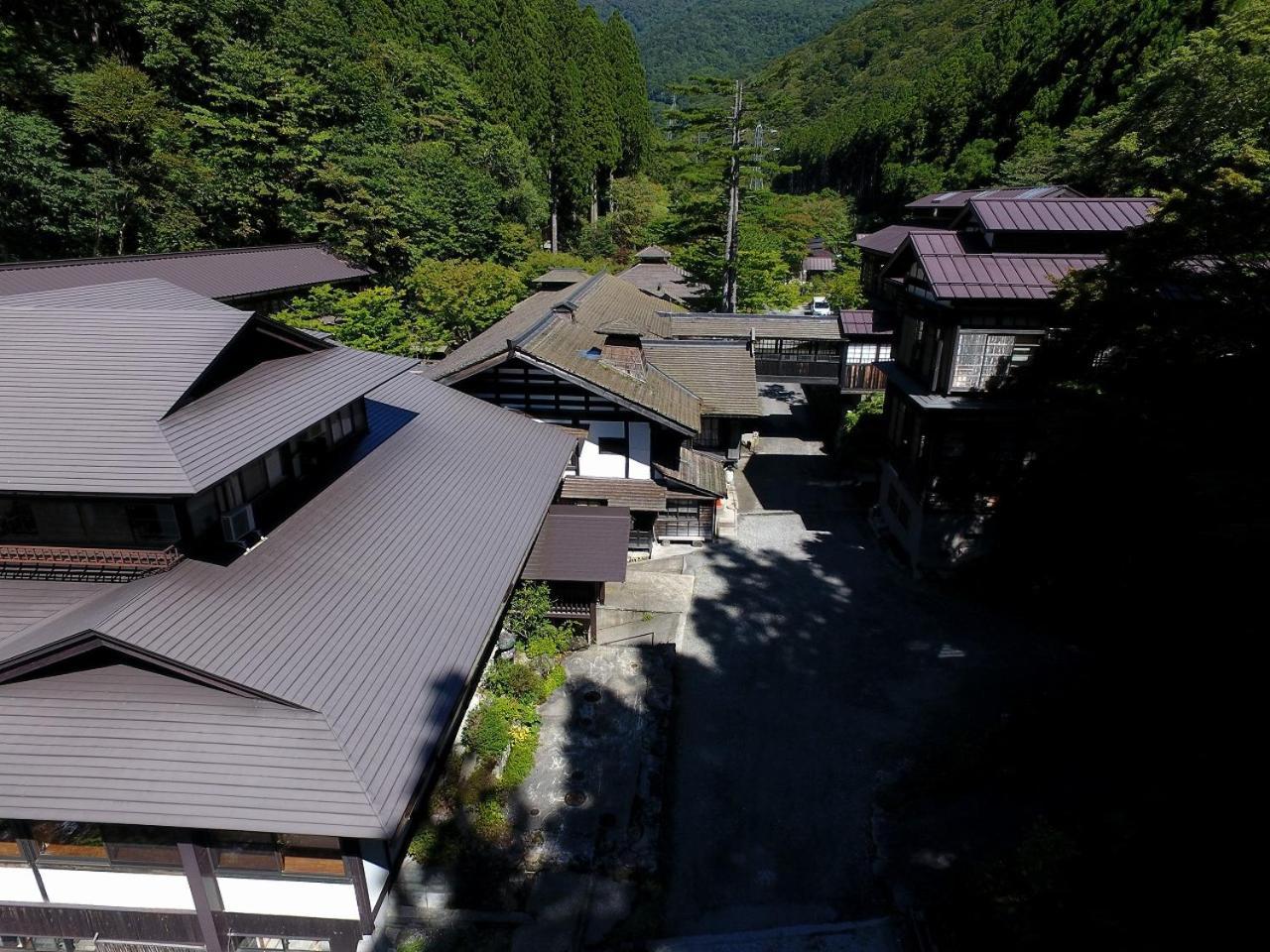 ホテル 法師温泉 長寿館 みなかみ町 エクステリア 写真