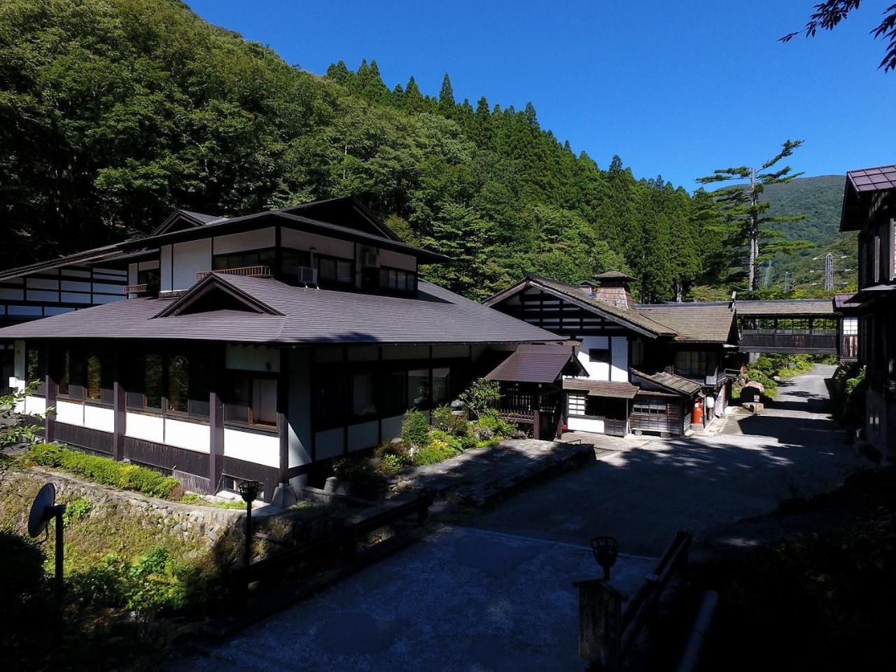 ホテル 法師温泉 長寿館 みなかみ町 エクステリア 写真