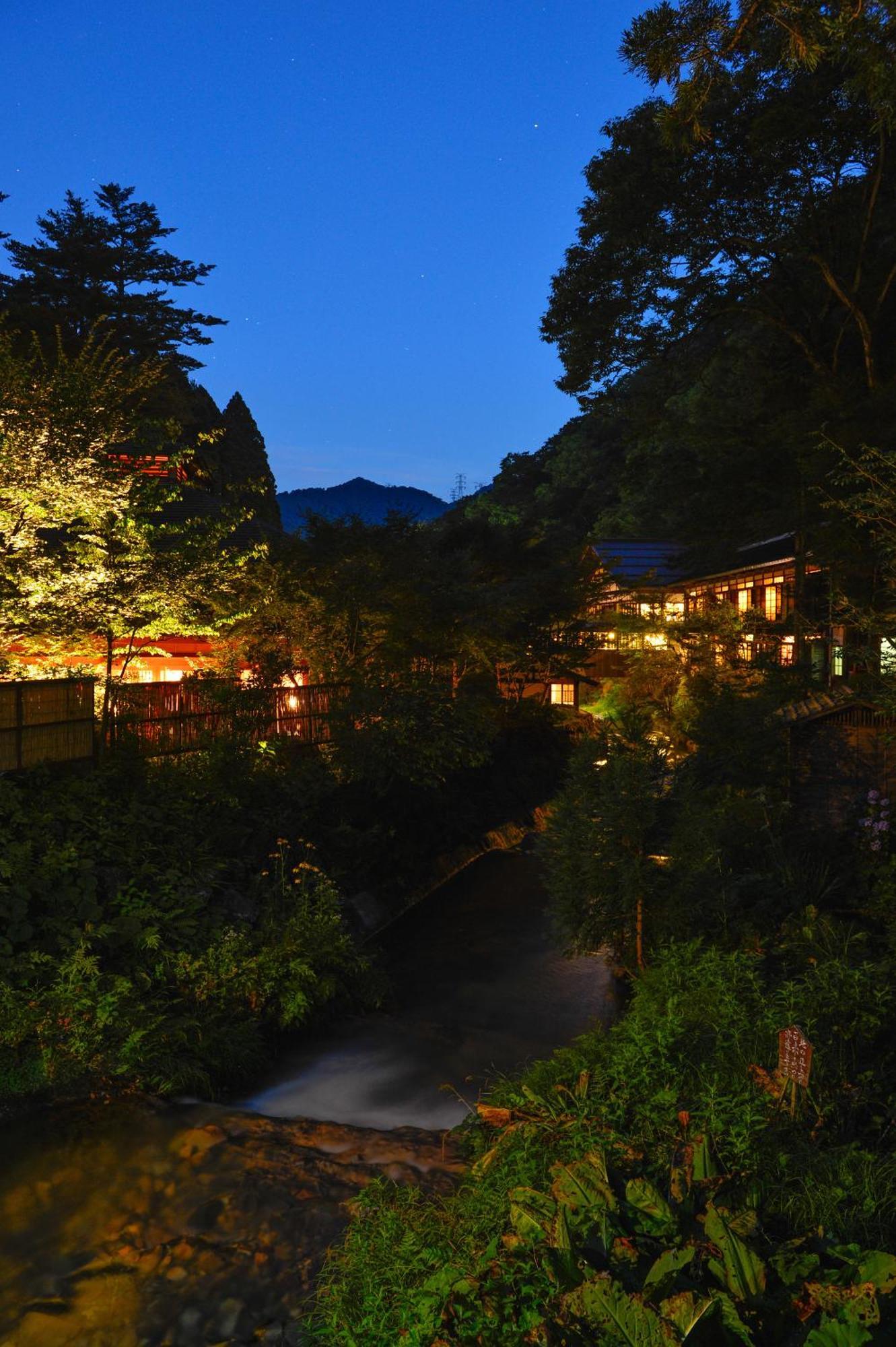 ホテル 法師温泉 長寿館 みなかみ町 エクステリア 写真